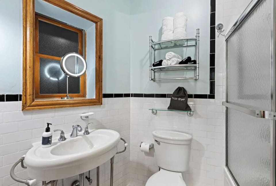 Get ready quickly with well-lit vanity and fresh towels.