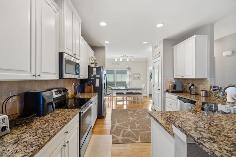 Kitchen | Granite Countertops | White Cabinetry & Dining Area Connection