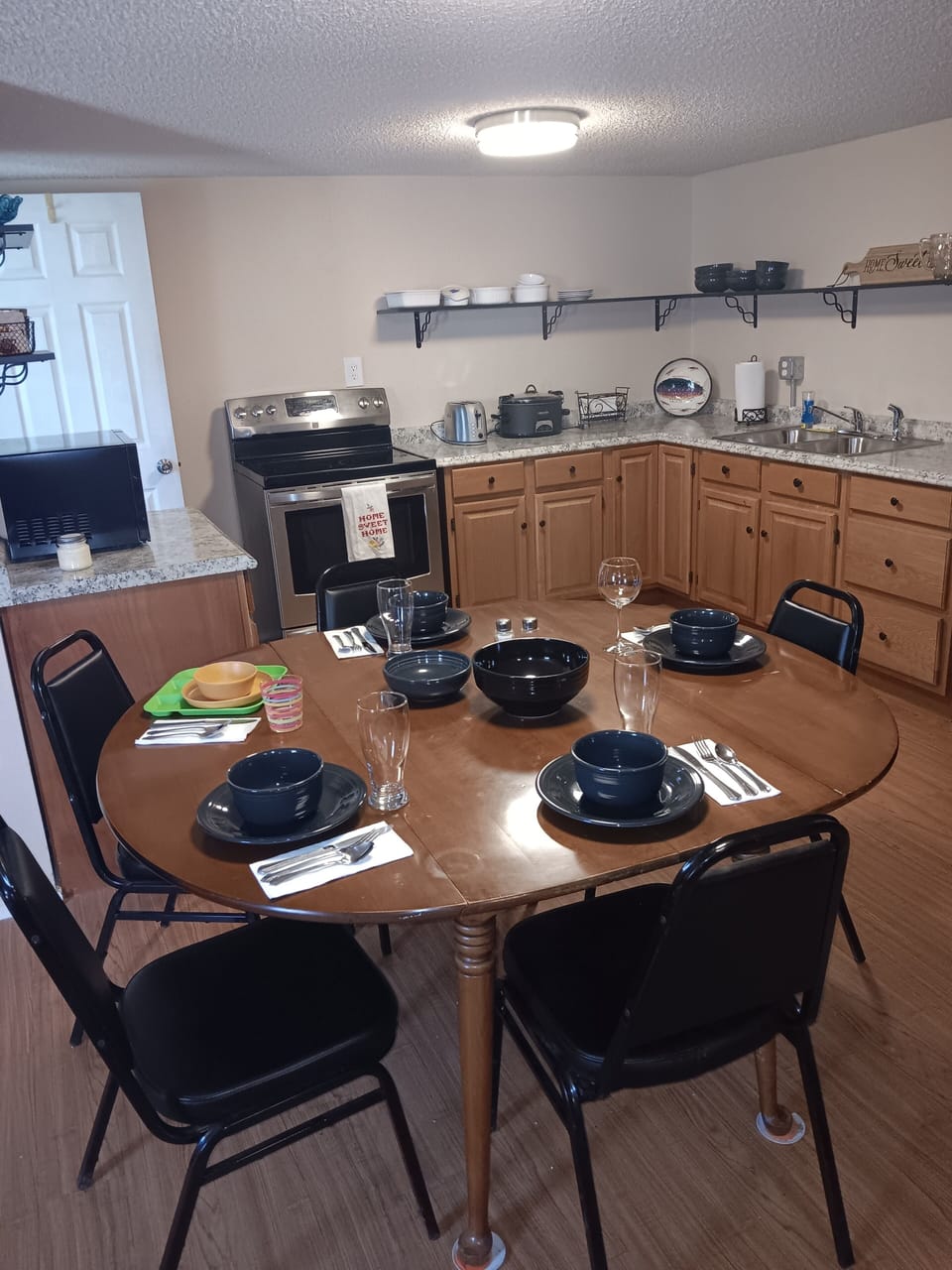 microwave,, drip coffee maker, Kerig coffee maker, oven, stovetop, 