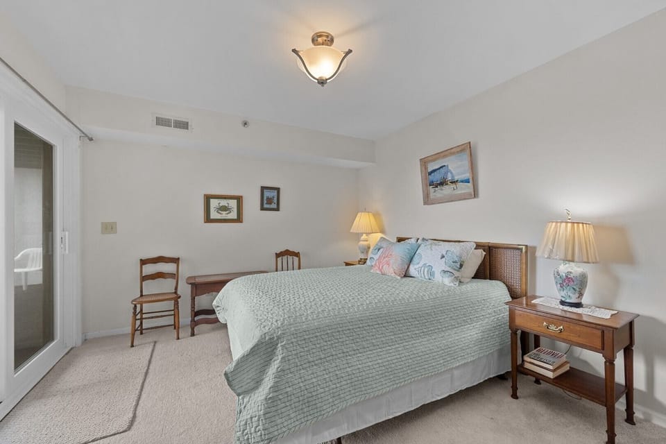 Master Bedroom - Queen Bed