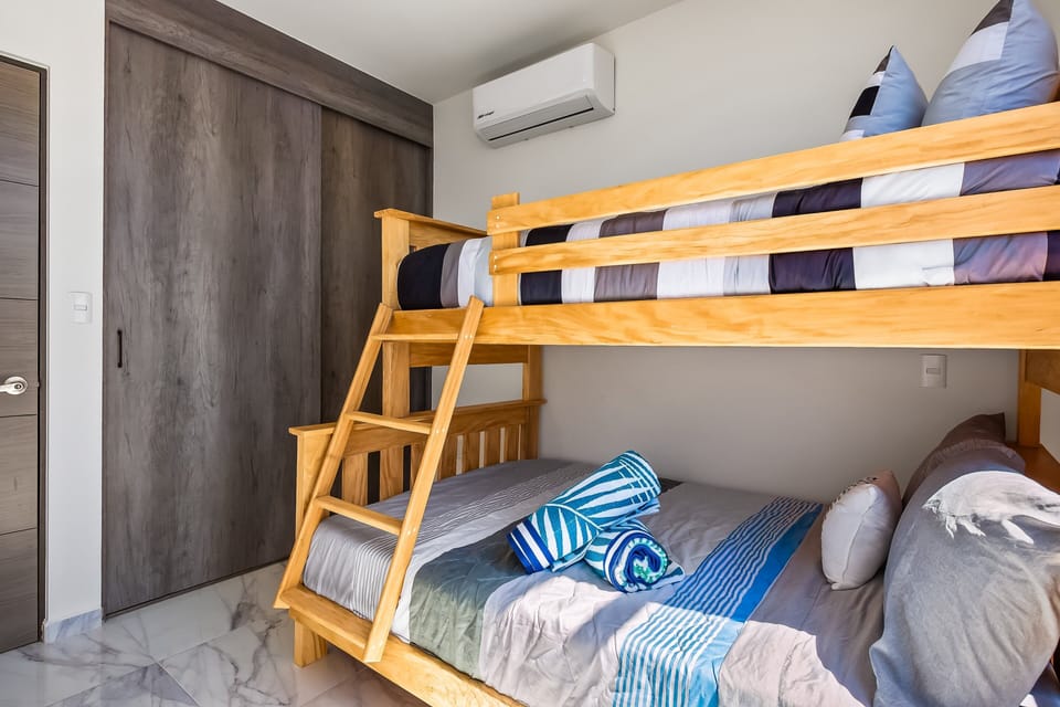 A cozy and practical sleeping space with bunk beds, modern finishes, and everything needed for a relaxing stay.