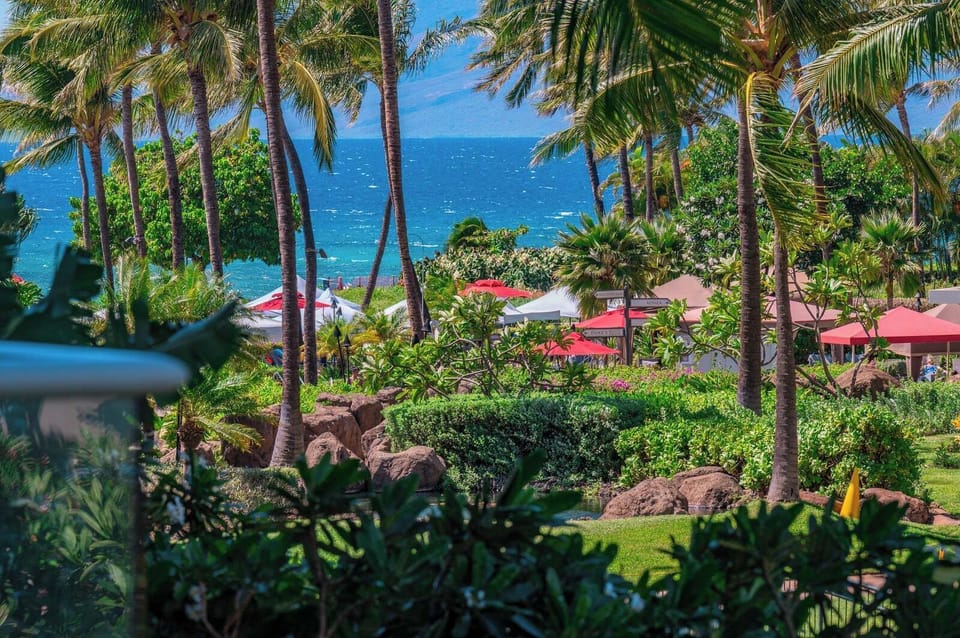 Peekaboo ocean views framed by tropical greenery add a breezy island vibe to your lanai experience. HKH-240