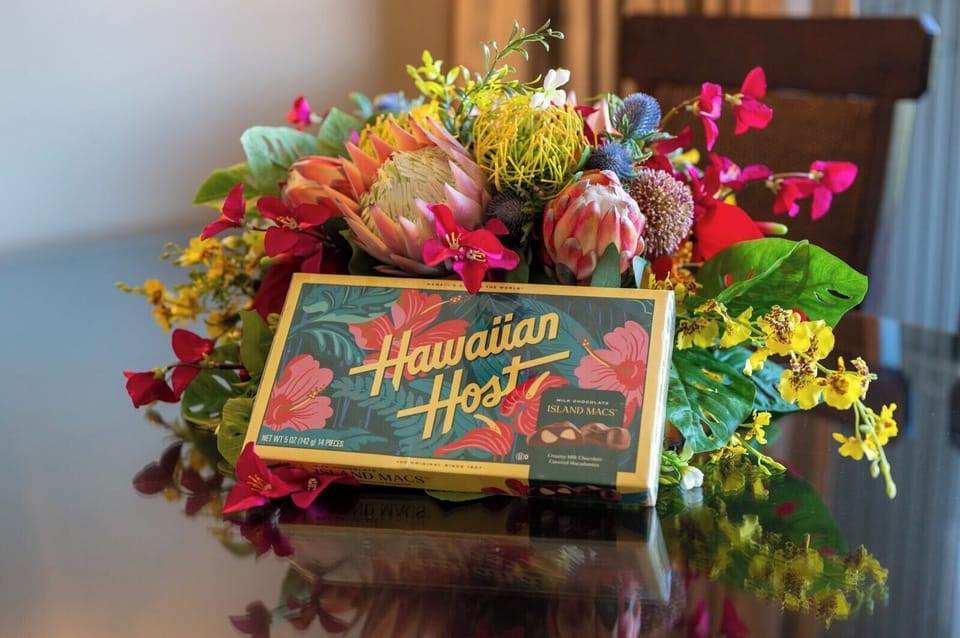 Tropical florals add a cheerful welcome to your dining space, set beside the fully equipped kitchen. HKH-240