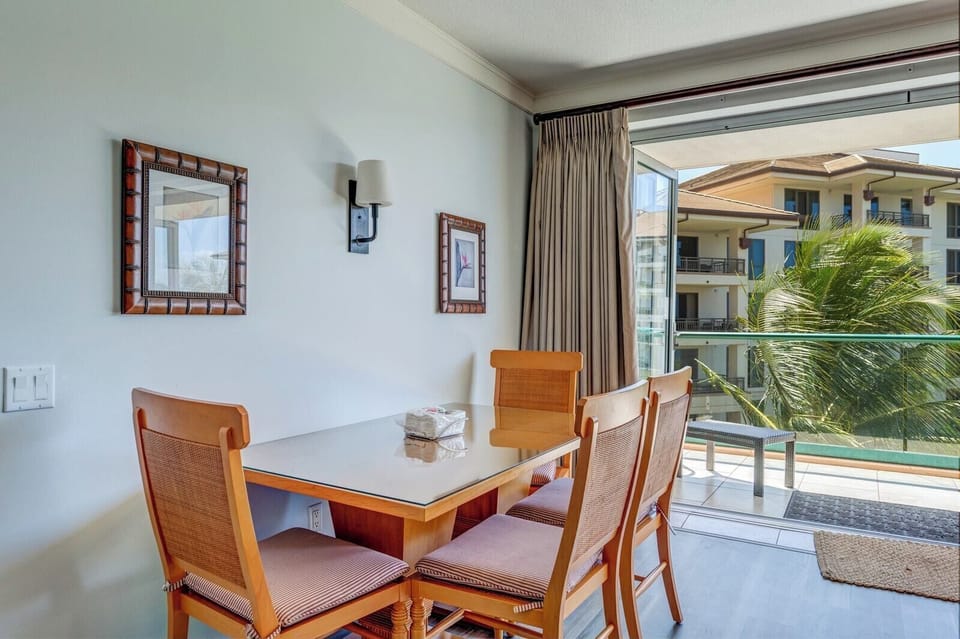 Bask in natural light while dining just steps from the lanai HKH-412