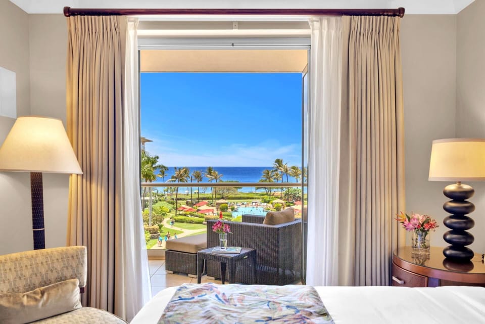 Soak up the scenery right from bed with this view-framed retreat HKH-425