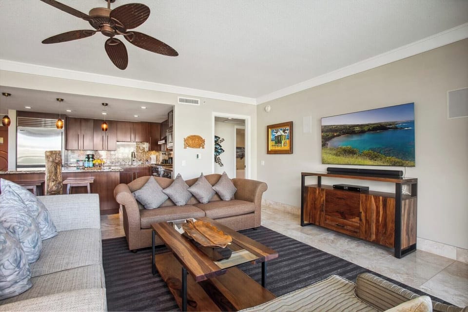 A warm and open space perfect for conversation or curling up with a book

 HKH-503