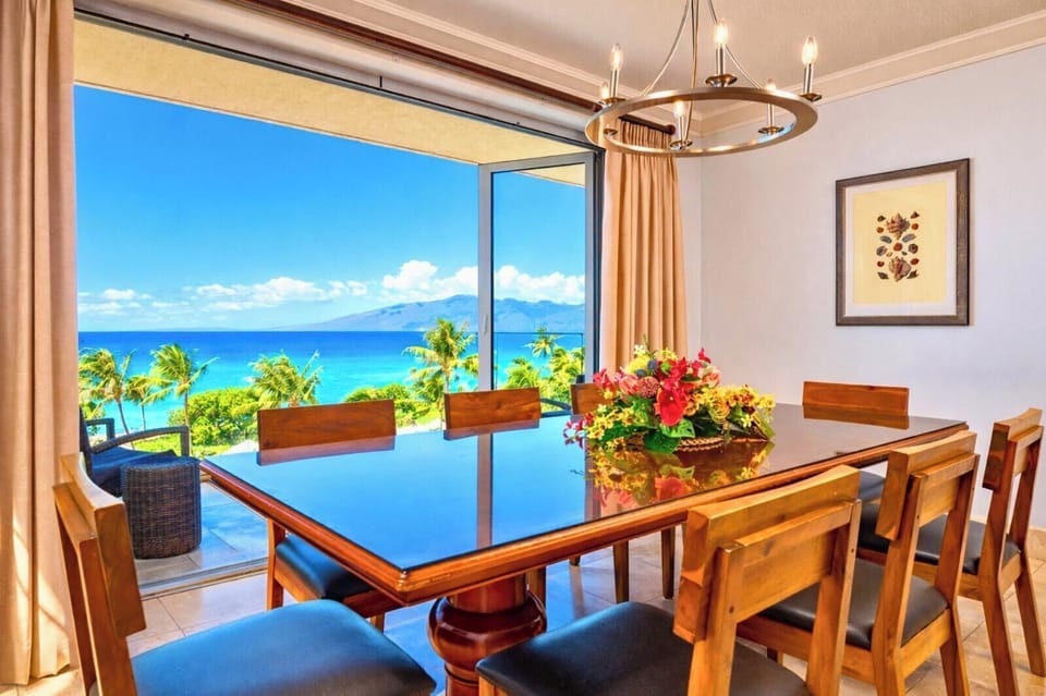 Ocean-view dining area for six, where every meal comes with a view. HKH-550