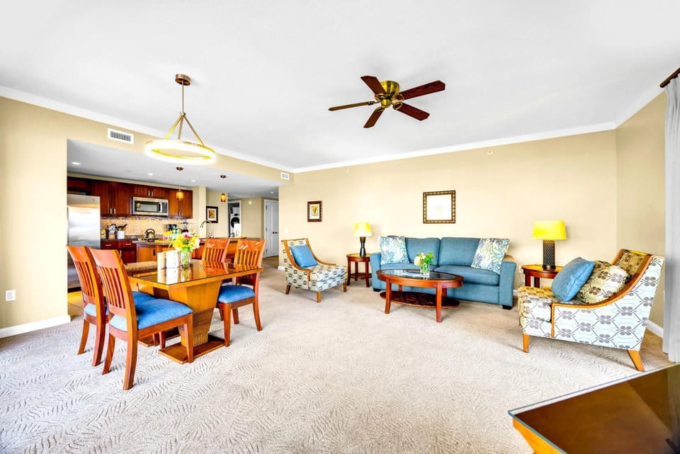 Enjoy a spacious great room that flows from living to dining, giving your group plenty of room to gather and recharge. HKK-213