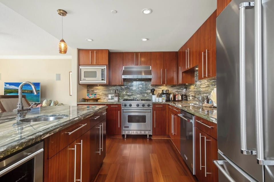 Enjoy your sleek gourmet kitchen for easy breakfasts for check-inspired family dinners  HKK-449