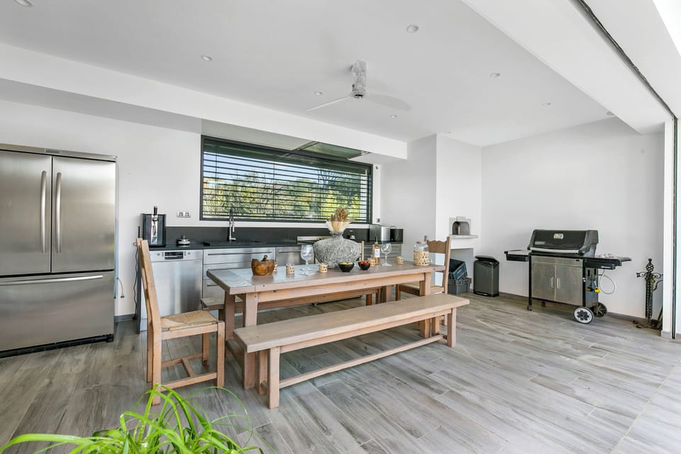 Outdoor kitchen