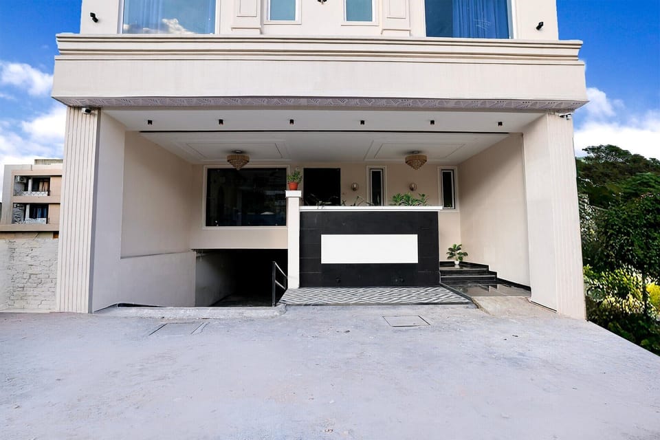 Entrance / Reception