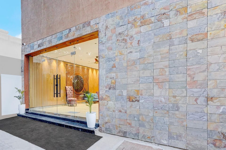Entrance / Reception