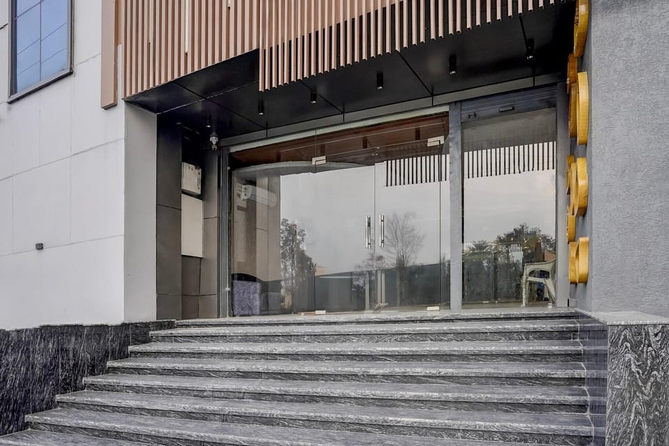 Entrance / Reception