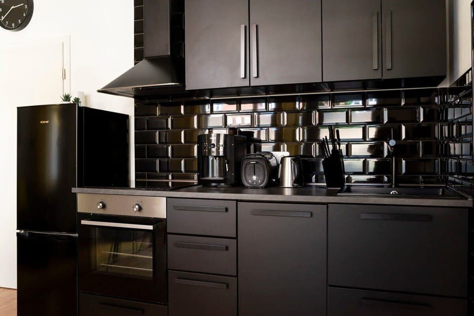 Fully equipped kitchenette with fridge & freezer