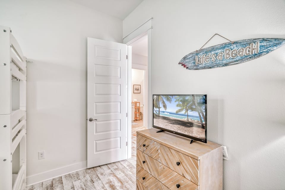 Bunk Room - Equipped with a Flat-Screen TV