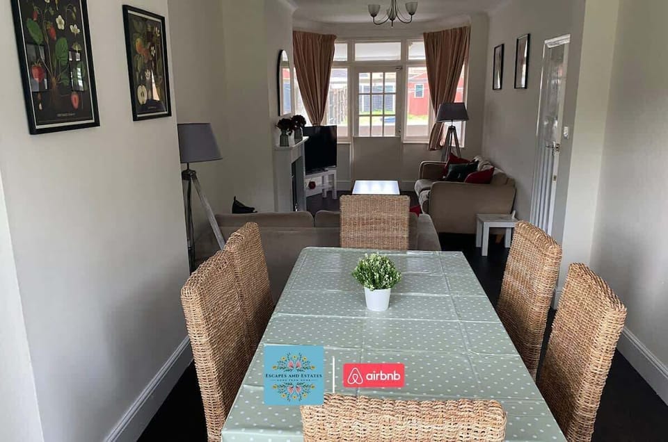 Dining at Escape & Estates  Serviced Accommodation & Short Lets 			