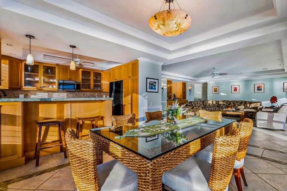 Gorgeous dining area and full kitchen!