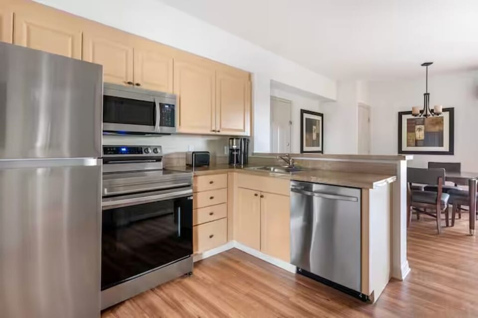 Cook with ease in a bright, fully equipped kitchen.