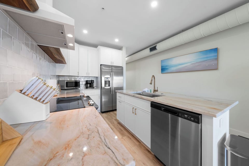 Beautiful kitchen, well-stocked