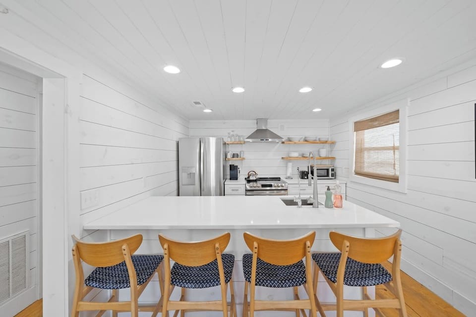 Kitchen bar with seating for 4