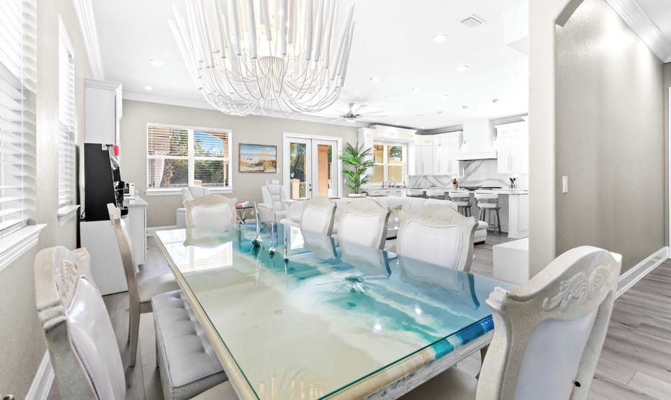 Dining area: Seating for 7, breakfast bar with 7 stools