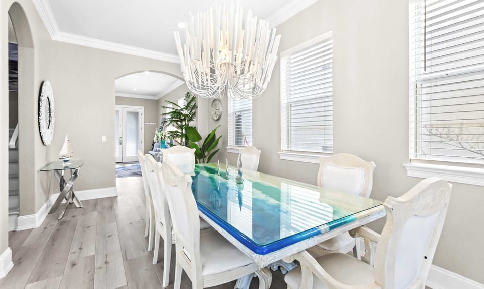 Dining area: Seating for 7, breakfast bar with 7 stools