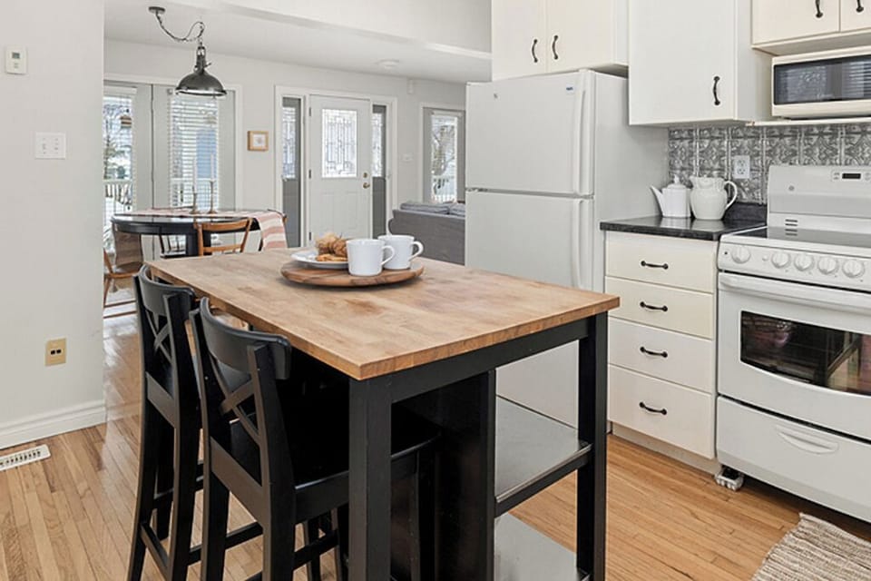 Full kitchen and breakfast island