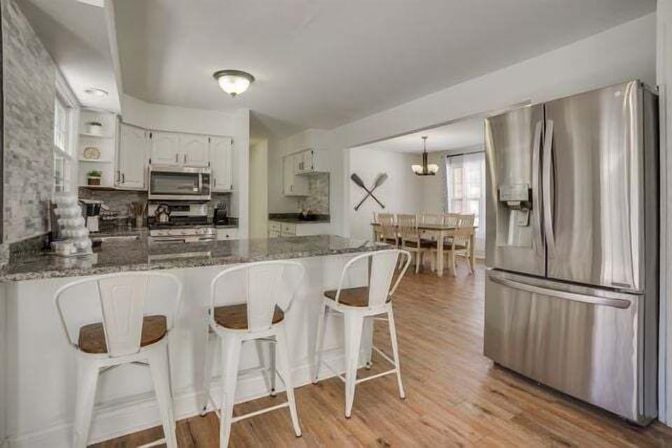 Kitchen breakfast bar