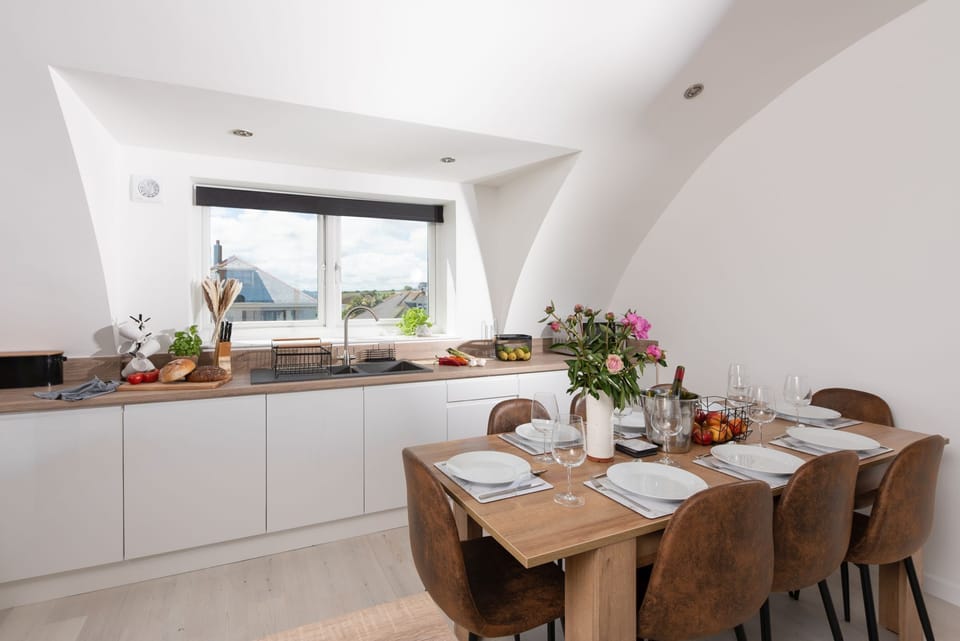 Dining table and chairs in kitchen / diner space  - 5 Gwelva