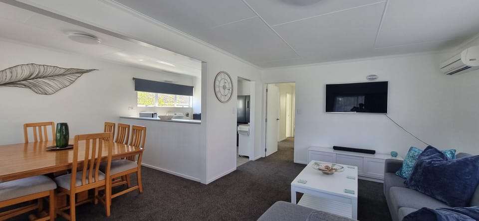 Open plan lounge/dining/kitchen