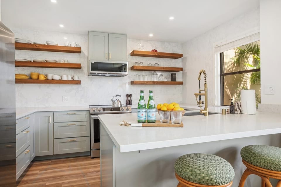 From quick bites to shared feasts, this airy kitchen was made for delicious moments and memories KRV-514