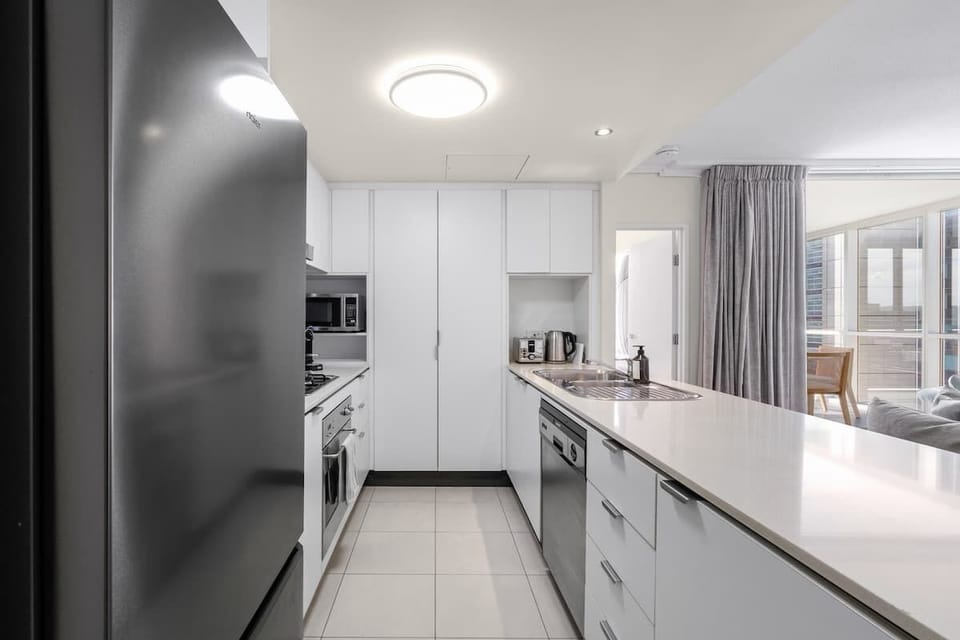 Dishwasher, Gas cooking, Large fridge freezer...