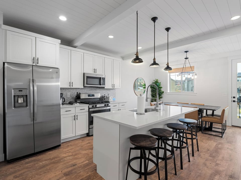 Kitchen / 4 Barstools / Stainless Steel Appliances