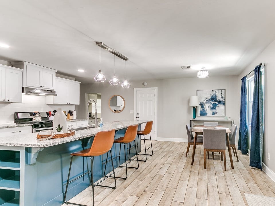 Kitchen & Dining Area