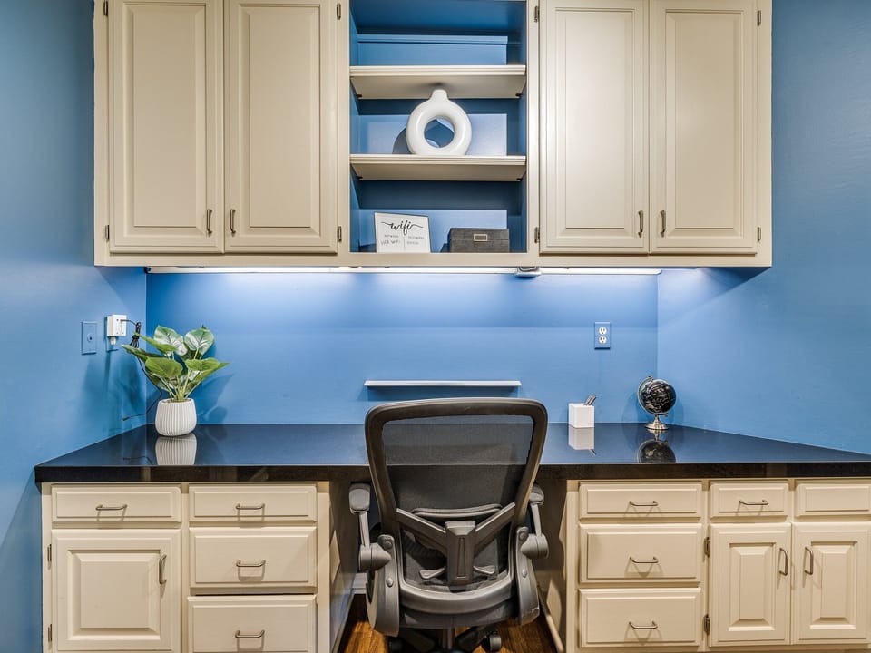 Desk Area off of Kitchen
