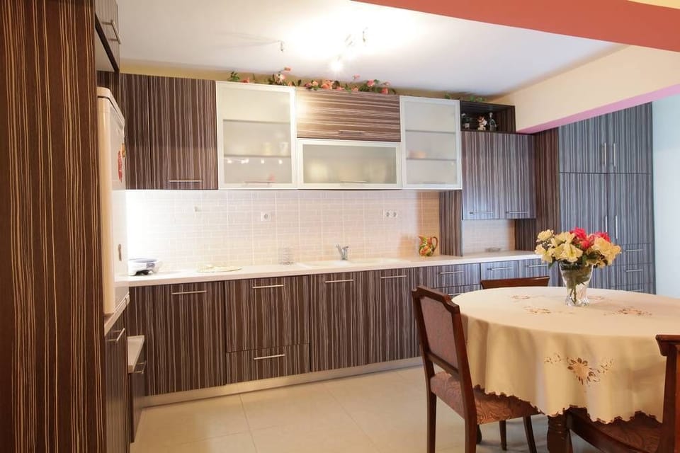Modern Kitchen & Dining Area