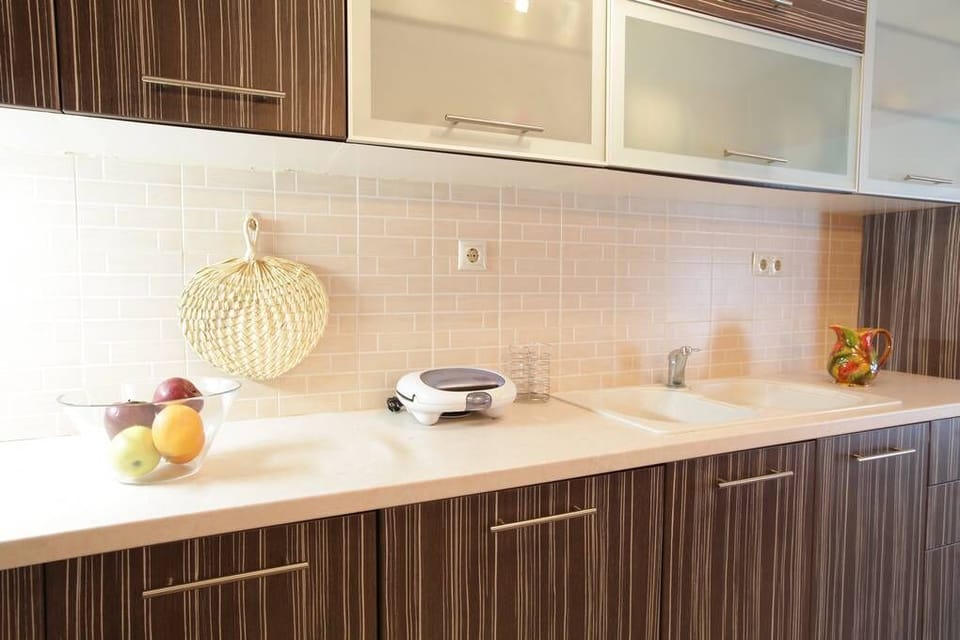 Clean Contemporary Kitchen