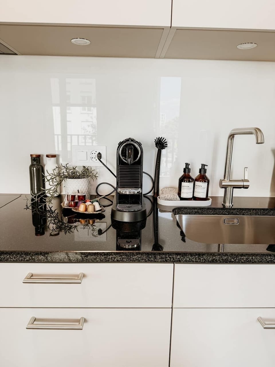 Moderne, voll ausgestattete Küche mit allem, was du brauchst – inklusive Nespresso-Maschine, Teeauswahl und stilvollen Basics. Ideal, um bequem selbst zu kochen und den Tag bei einem guten Kaffee zu starten.