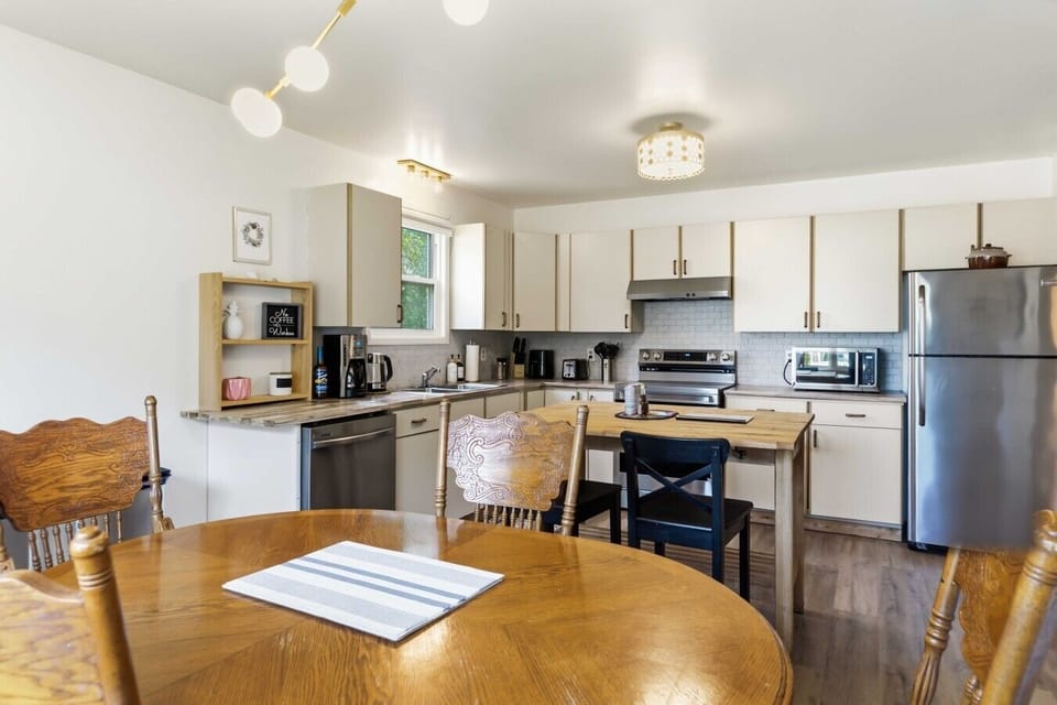 Kitchen & Dining