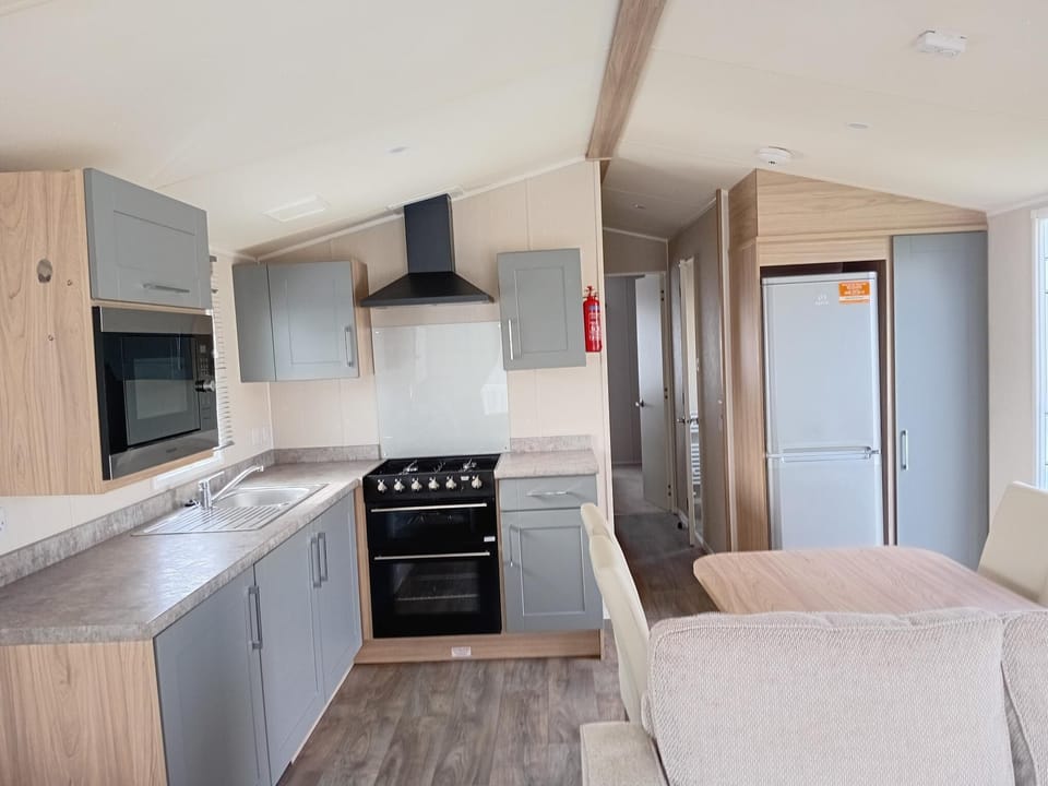 The open plan kitchen and dining area is the ideal place to prepare the family favourites and still keep up with the conversation. The table seats 4 comfortably and is perfect for both dinner and for grabbing the cards out for an evening of fun and games.