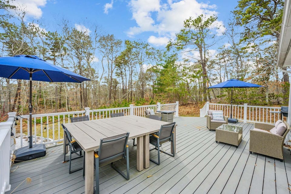 Deck with outdoor dining and seating area