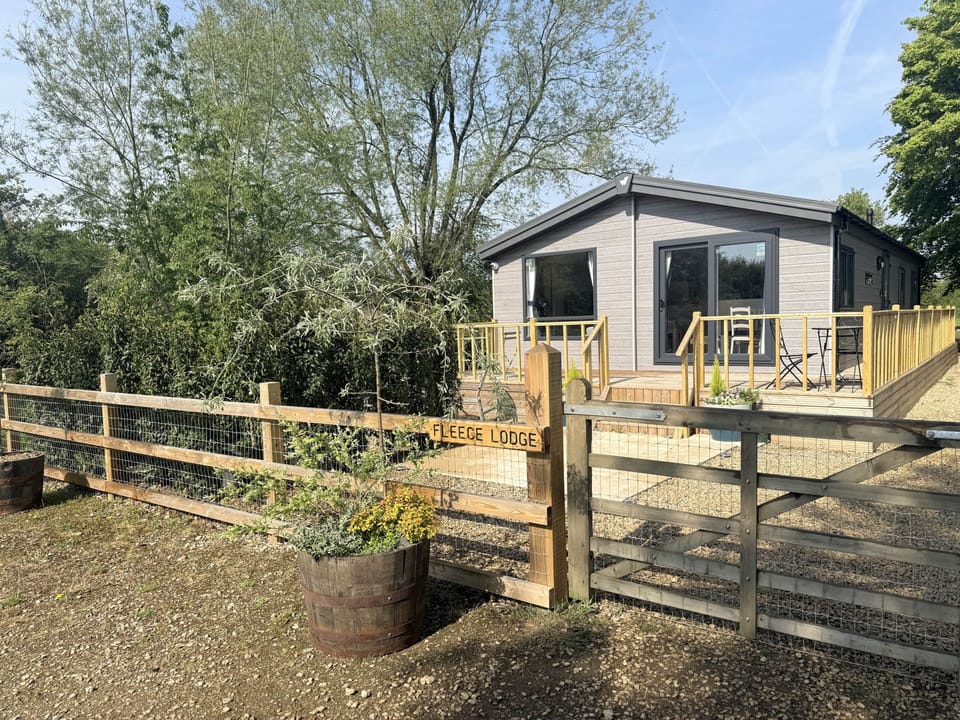 Large lodge with private parking and lake access
