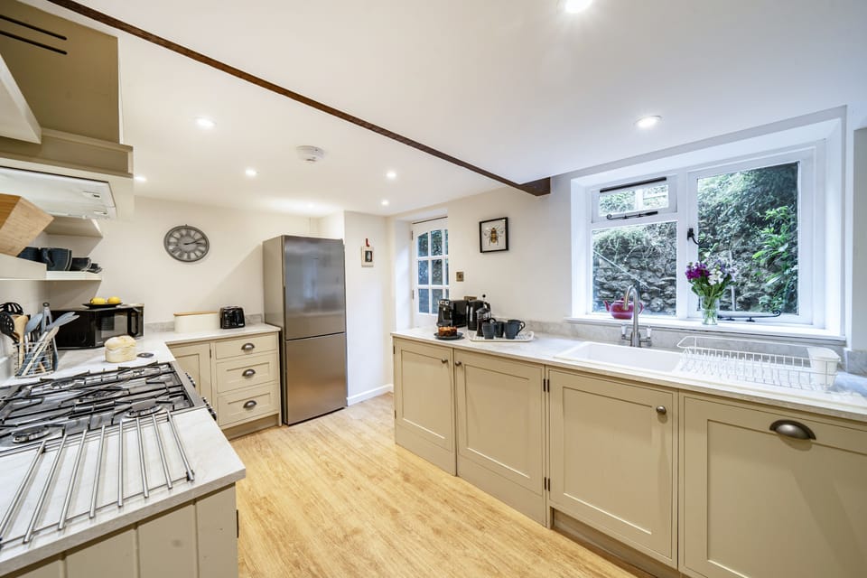 1 Rose Cottage, Shipton Gorge: The delightful kitchen