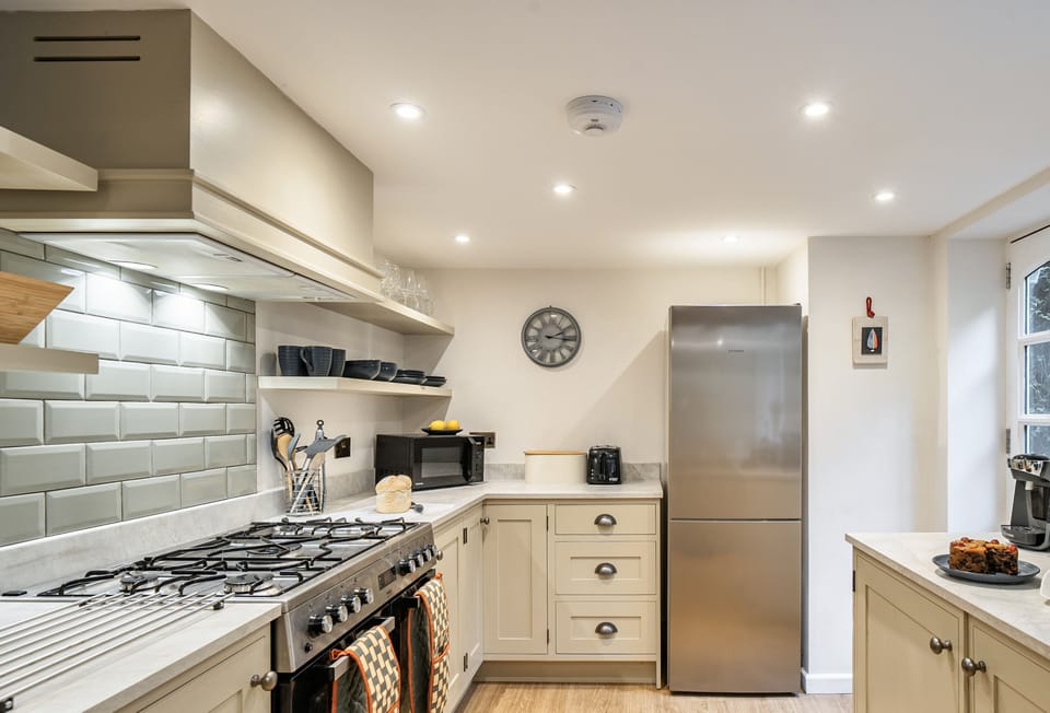 1 Rose Cottage, Shipton Gorge: The kitchen has plenty of storage and worktop space