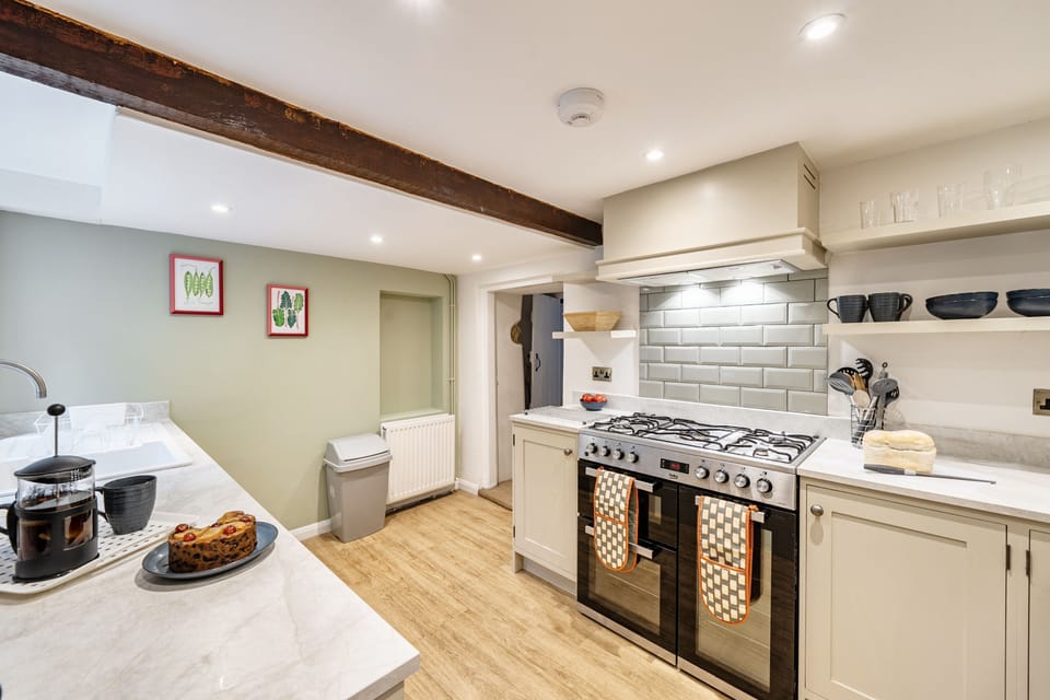 1 Rose Cottage, Shipton Gorge: The well-equipped kitchen