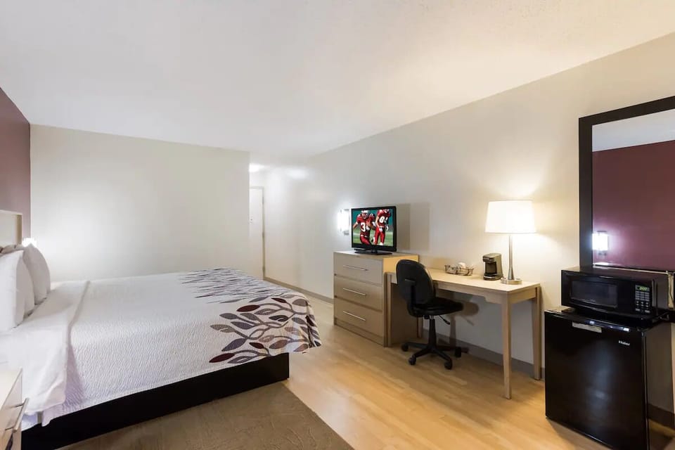 Work comfortably, then recharge in a calm king room.