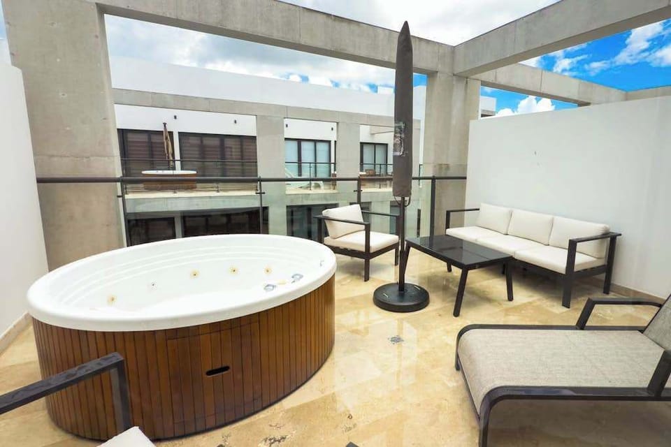 Outdoor spa tub