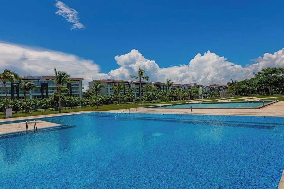 Communal infinity pool with ocean view (shared)