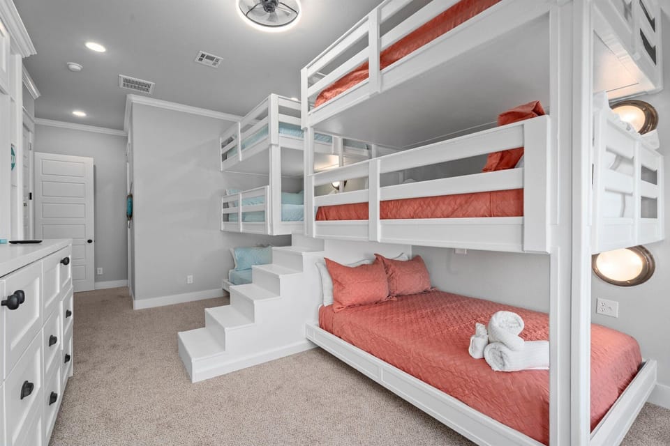 Bunk room with built-in beds – perfect for kids and large group stays