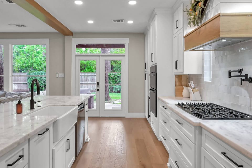 Open and fully-equipped kitchen